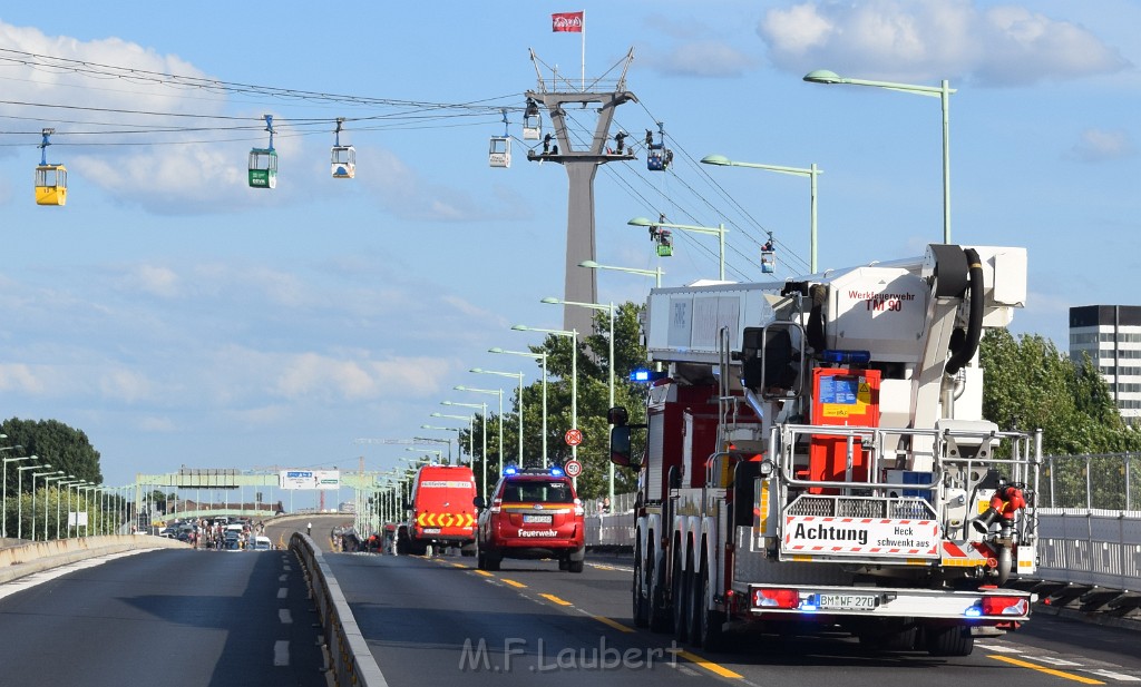 Koelner Seilbahn Gondel blieb haengen Koeln Linksrheinisch P505.JPG